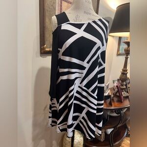 NWOT Ciara Sun Woo Cold Shoulder Tunic Top Black/White Geometric Pattern Sz XL